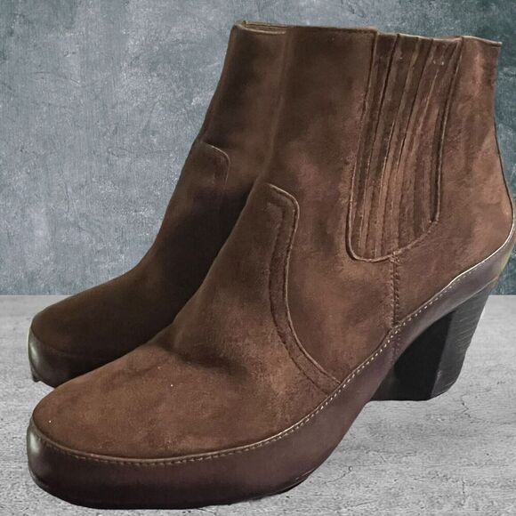 Clarks CERES Womens Brown Suede Leather Ankle Boots Inside‎ Zip Size 7.5 W - Picture 1 of 9